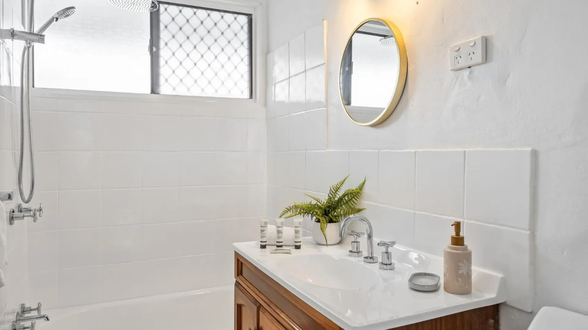 Chic 2-Bed Cabin-Style Home By Mooloolaba Beach Holiday home