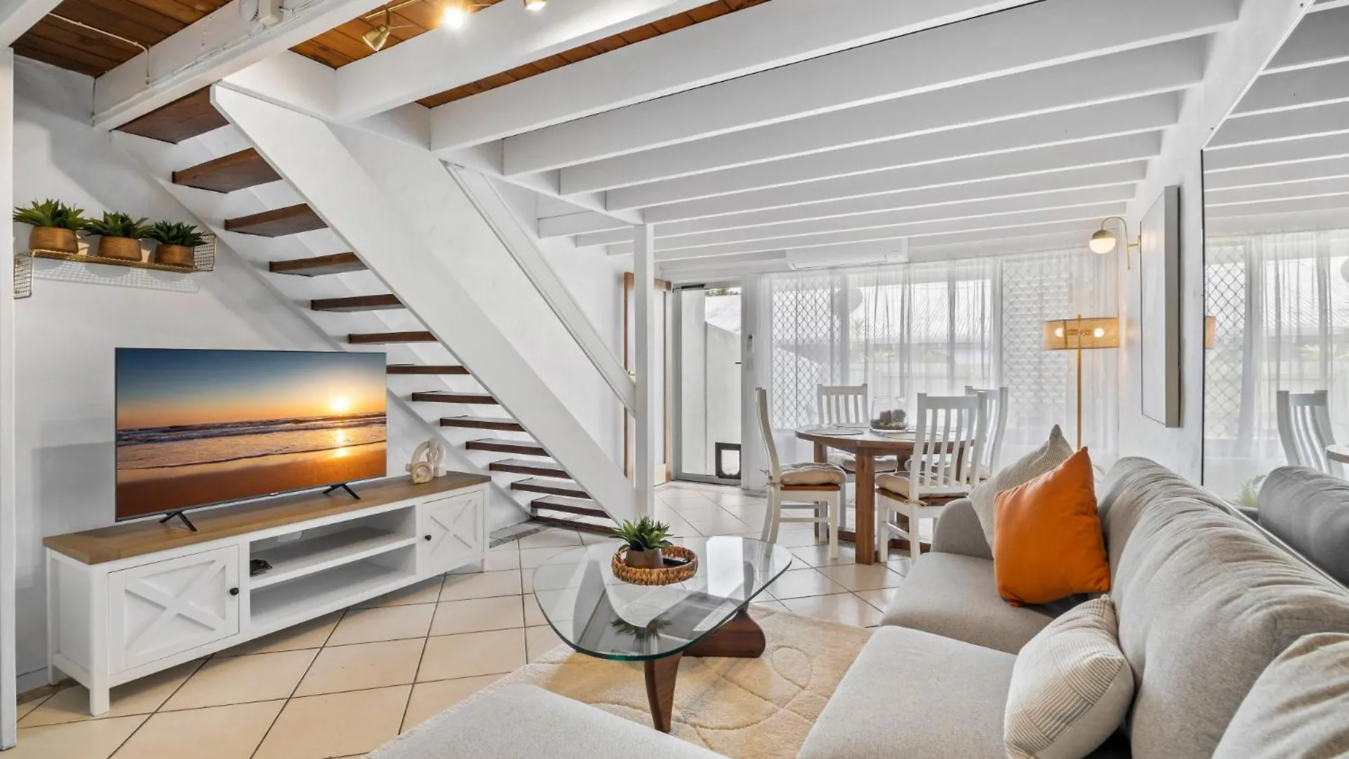 Chic 2-Bed Cabin-Style Home By Mooloolaba Beach
